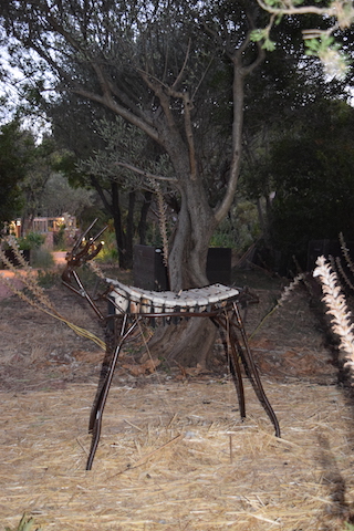 sculpture musicale forme animal chévre en métal et céramique